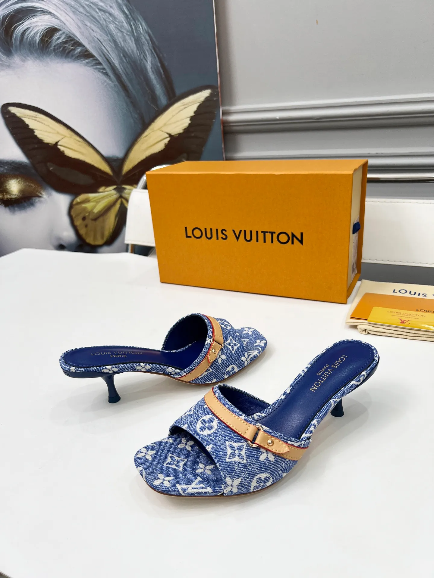 👟👟Ex-factory price 440👟👟 LV new denim kitten heel slippers 2025 summer must-have for goddesses, original replica, super comfortable on the feet. Show off the queen's temperament, the heel height is 9.5CM, which shows your temperament without being tiring. Leather outsole. Standard code: 35-42 (41 and 42 codes are customized, non-returnable and non-exchangeable)